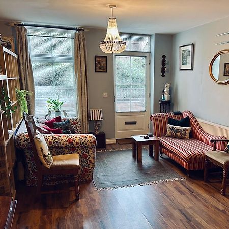 Quirky Town Centre Apartment With River Terrace 麦克尔斯菲尔德 外观 照片